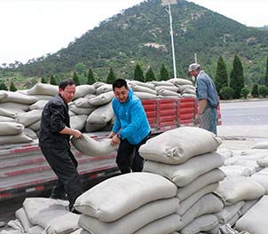 泰山鋼鐵積極履行脫貧攻堅社會責任，向雪野鎮李家莊村捐贈水泥30噸